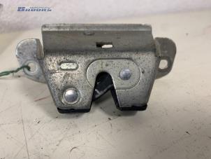 Gebruikte Slotmechaniek Achterklep Peugeot 107 1.0 12V Prijs € 10,00 Margeregeling aangeboden door Autobedrijf Brooks