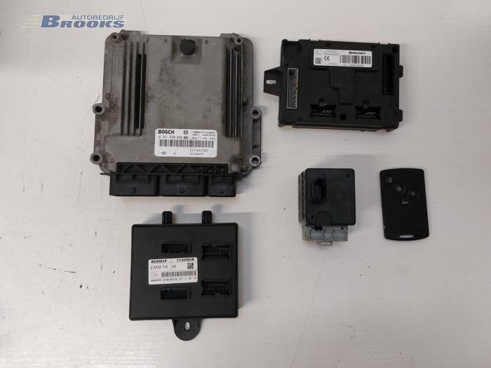 Gebruikte Kontaktslot + computer Renault Clio IV Estate/Grandtour (7R) 1.5 Energy dCi 90 FAP Prijs € 125,00 Margeregeling aangeboden door Autobedrijf Brooks
