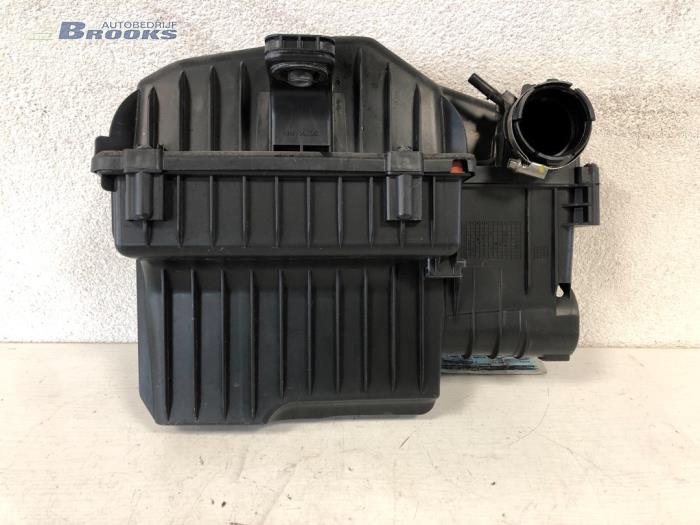 Gebruikte Luchtfilterhuis Peugeot 208 I (CA/CC/CK/CL) 1.2 Vti 12V PureTech 82 Prijs € 15,00 Margeregeling aangeboden door Autobedrijf Brooks