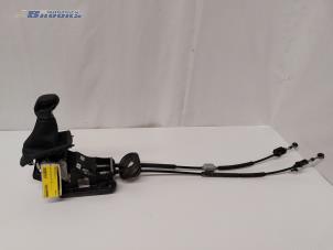 Gebruikte Versnellingspook Peugeot 208 I (CA/CC/CK/CL) 1.2 Vti 12V PureTech 82 Prijs € 40,00 Margeregeling aangeboden door Autobedrijf Brooks