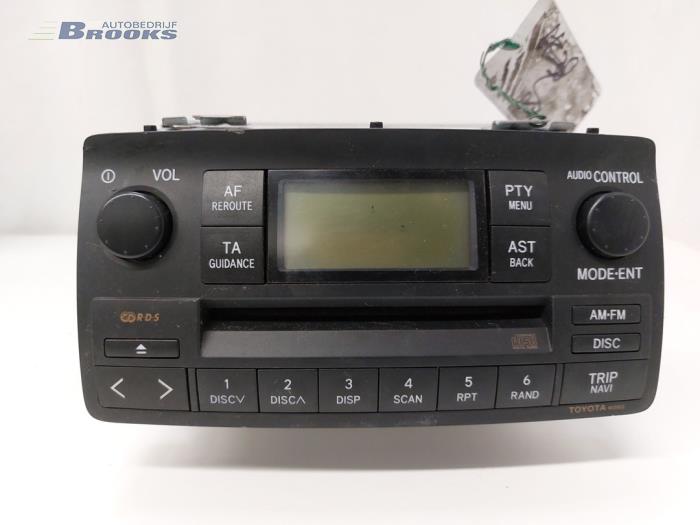 Radio CD Speler van een Toyota Corolla (E12) 1.6 16V VVT-i 2004