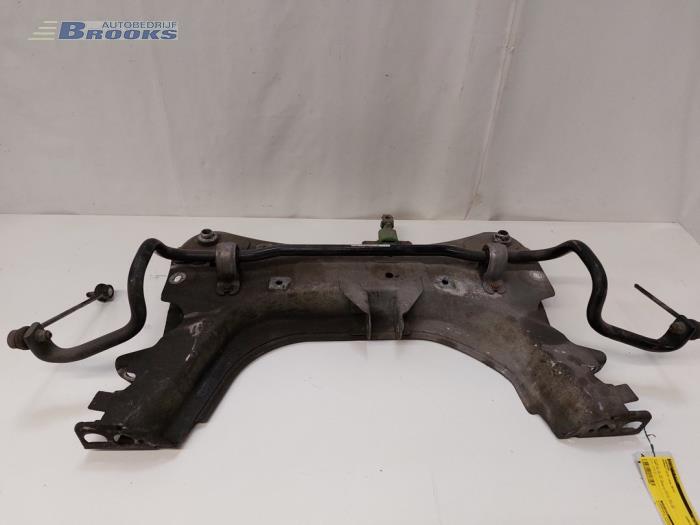 Gebruikte Subframe Renault Clio IV Estate/Grandtour (7R) 1.5 Energy dCi 90 FAP Prijs € 40,00 Margeregeling aangeboden door Autobedrijf Brooks