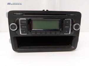 Gebruikte Radio CD Speler Volkswagen Golf V (1K1) 2.0 TDI DPF Prijs € 40,00 Margeregeling aangeboden door Autobedrijf Brooks