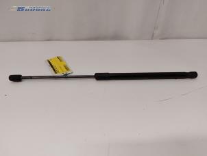 Gebruikte Kofferdekseldemper rechts-achter Citroen C4 Berline (NC) 1.6 16V GT THP Prijs € 10,00 Margeregeling aangeboden door Autobedrijf Brooks