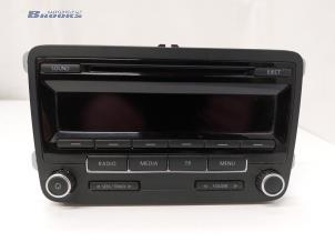 Gebruikte Radio CD Speler Volkswagen Caddy III (2KA,2KH,2CA,2CH) 2.0 TDI 16V Prijs € 50,00 Margeregeling aangeboden door Autobedrijf Brooks