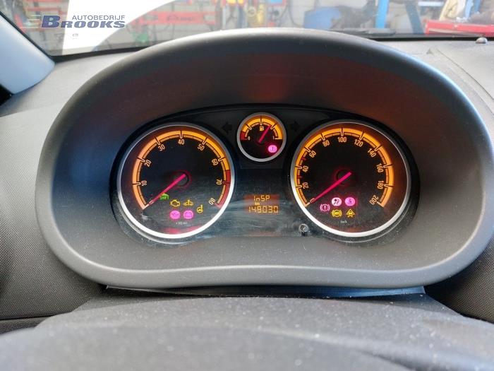 Kilometerteller KM van een Opel Corsa D 1.4 16V Twinport 2011