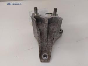 Gebruikte Versnellingsbak Steun Mazda 2 (DE) 1.3 16V MZR Prijs € 20,00 Margeregeling aangeboden door Autobedrijf Brooks