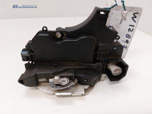 Gebruikte Deurslot Mechaniek 4Deurs links-voor Mitsubishi Colt (Z2/Z3) 1.3 16V Prijs € 20,00 Margeregeling aangeboden door Autobedrijf Brooks