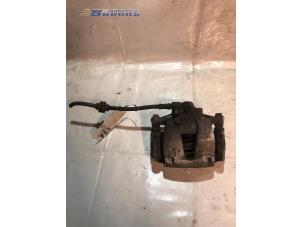 Gebruikte Remklauw (Tang) links-voor Opel Corsa D 1.2 16V Prijs € 10,00 Margeregeling aangeboden door Autobedrijf Brooks