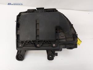 Gebruikte Luchtfilterhuis Peugeot 5008 I (0A/0E) 1.6 HDiF 16V Prijs € 20,00 Margeregeling aangeboden door Autobedrijf Brooks