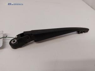 Gebruikte Ruitenwisserarm achter Mitsubishi ASX 1.6 MIVEC 16V Prijs € 15,00 Margeregeling aangeboden door Autobedrijf Brooks