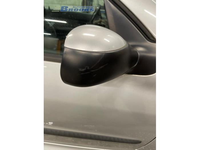 Buitenspiegel rechts van een Peugeot 206 CC (2D) 1.6 16V 2003
