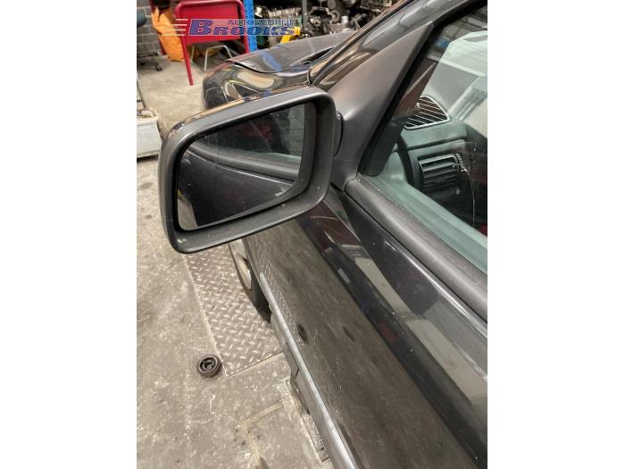 Buitenspiegel links van een Opel Astra G (F08/48) 1.6 2000
