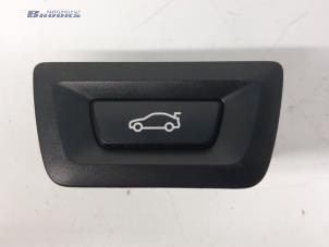 Gebruikte Schakelaar achterklep BMW 3 serie Touring (F31) 316i 1.6 16V Prijs € 10,00 Margeregeling aangeboden door Autobedrijf Brooks