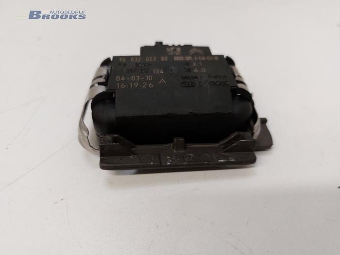 Regensensor van een Peugeot 3008 I (0U/HU) 1.6 VTI 16V 2010