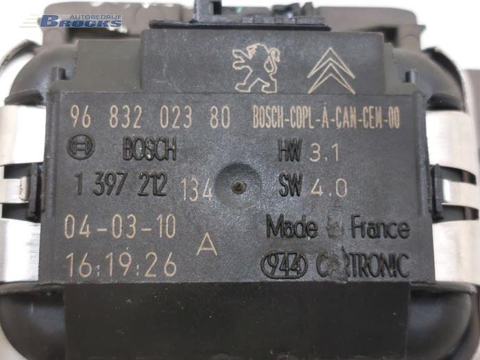 Regensensor van een Peugeot 3008 I (0U/HU) 1.6 VTI 16V 2010