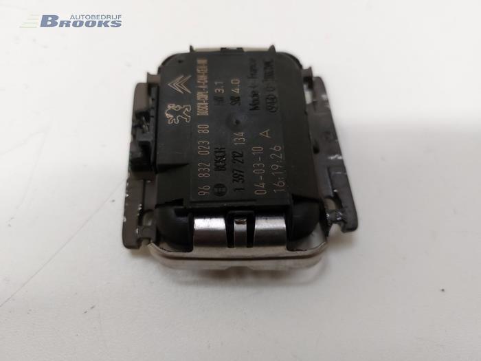 Regensensor van een Peugeot 3008 I (0U/HU) 1.6 VTI 16V 2010