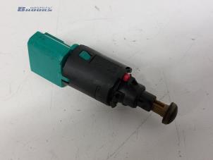 Gebruikte Remlicht Schakelaar Peugeot 3008 I (0U/HU) 1.6 VTI 16V Prijs € 10,00 Margeregeling aangeboden door Autobedrijf Brooks