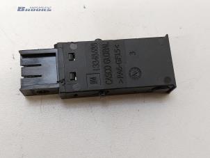 Gebruikte AUX/USB aansluiting Opel Astra J Sports Tourer (PD8/PE8/PF8) 1.6 CDTI 16V Prijs € 10,00 Margeregeling aangeboden door Autobedrijf Brooks