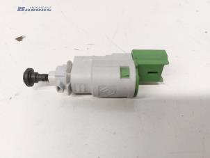 Gebruikte Koppeling schakelaar Renault Clio IV (5R) 1.5 Energy dCi 90 FAP Prijs € 10,00 Margeregeling aangeboden door Autobedrijf Brooks