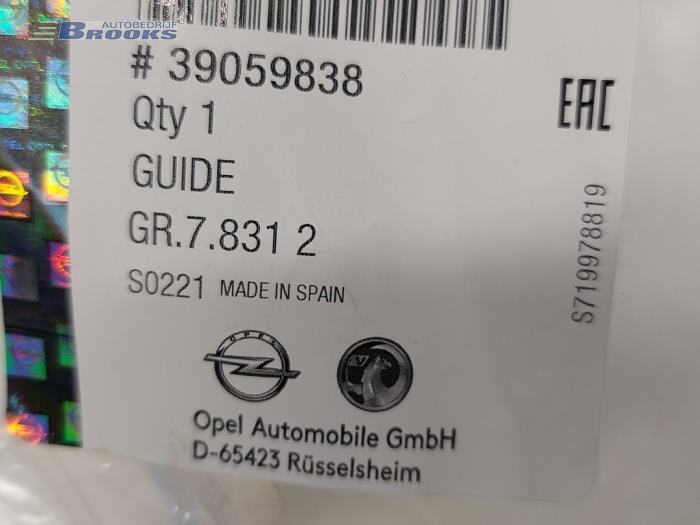 Bumpersteun links-achter van een Opel Corsa E 1.0 SIDI Turbo 12V 2017
