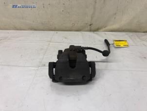 Gebruikte Remklauw (Tang) links-voor Opel Corsa E 1.0 SIDI Turbo 12V Prijs € 15,00 Margeregeling aangeboden door Autobedrijf Brooks