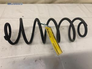 Gebruikte Schroefveer achter Peugeot 208 I (CA/CC/CK/CL) 1.2 Vti 12V PureTech 82 Prijs € 10,00 Margeregeling aangeboden door Autobedrijf Brooks