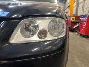 Gebruikte Koplamp links Volkswagen Caddy III (2KA,2KH,2CA,2CH) 1.9 TDI Prijs € 50,00 Margeregeling aangeboden door Autobedrijf Brooks