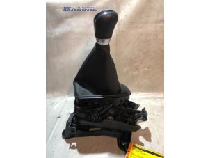 Gebruikte Versnellingspook Ford Fiesta 6 (JA8) 1.0 Ti-VCT 12V 65 Prijs € 30,00 Margeregeling aangeboden door Autobedrijf Brooks