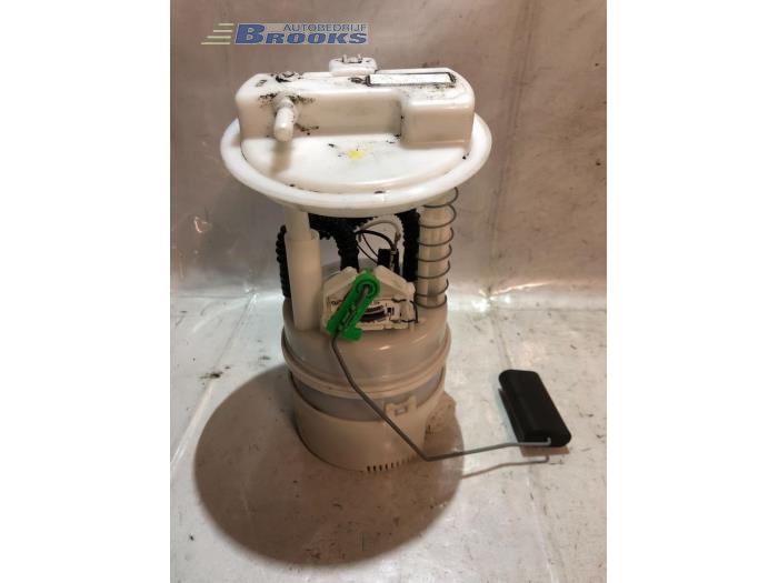 Gebruikte Tank element Pomp Renault Twingo II (CN) 1.2 16V Prijs € 15,00 Margeregeling aangeboden door Autobedrijf Brooks