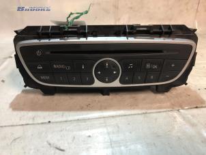 Gebruikte Radio CD Speler Renault Twingo II (CN) 1.2 16V Prijs € 30,00 Margeregeling aangeboden door Autobedrijf Brooks