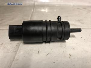 Gebruikte Ruitensproeierpomp voor BMW 3 serie Touring (F31) 316i 1.6 16V Prijs € 10,00 Margeregeling aangeboden door Autobedrijf Brooks