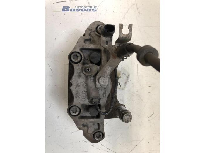 Remklauw (Tang) links-voor van een Audi A6 Avant (C6) 2.7 TDI V6 24V 2011