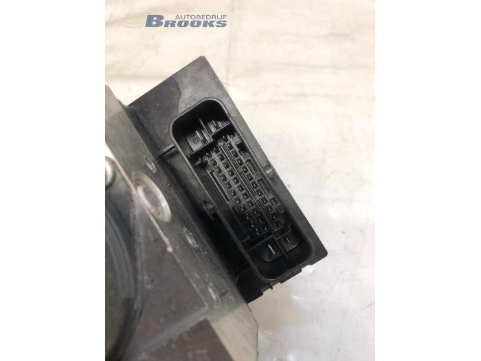 ABS Pomp van een Audi A6 Avant (C6) 2.7 TDI V6 24V 2011