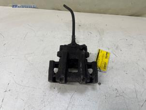 Gebruikte Remklauw (Tang) links-achter BMW 1 serie (F20) 114i 1.6 16V Prijs € 20,00 Margeregeling aangeboden door Autobedrijf Brooks