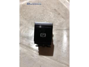 Gebruikte Schakelaar handrem Audi E-tron (GEN) 55 quattro Prijs € 15,00 Margeregeling aangeboden door Autobedrijf Brooks