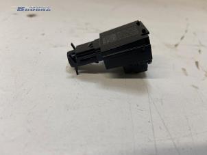 Gebruikte Temperatuursensor binnen Audi Q4 (F4B) 35 e-tron Prijs € 10,00 Margeregeling aangeboden door Autobedrijf Brooks