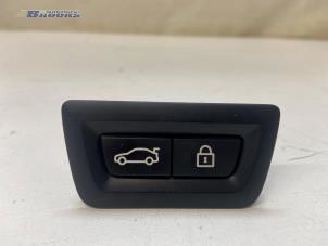 Gebruikte Schakelaar achterklep BMW i4 (G26) eDrive40 84 kWh Prijs € 15,00 Margeregeling aangeboden door Autobedrijf Brooks