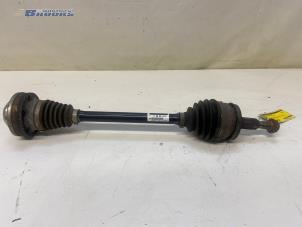 Gebruikte Aandrijfas links-voor Volkswagen Transporter T6 2.0 TDI Prijs € 175,00 Margeregeling aangeboden door Autobedrijf Brooks