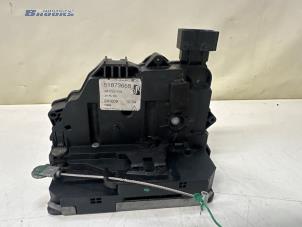 Gebruikte Slotmechaniek Portier 4Deurs links-achter Fiat Punto Evo (199) 1.4 Prijs € 25,00 Margeregeling aangeboden door Autobedrijf Brooks