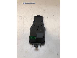 Gebruikte Sensor Remassistent Volvo V40 (MV) 2.0 D2 16V Prijs € 25,00 Margeregeling aangeboden door Autobedrijf Brooks