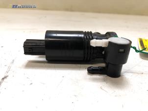 Gebruikte Ruitensproeierpomp voor Volvo V40 (MV) 2.0 D2 16V Prijs € 20,00 Margeregeling aangeboden door Autobedrijf Brooks