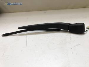 Gebruikte Ruitenwisserarm achter Volvo V40 (MV) 2.0 D2 16V Prijs € 15,00 Margeregeling aangeboden door Autobedrijf Brooks