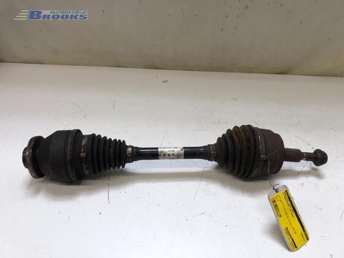 Gebruikte Aandrijfas links-voor Volkswagen Transporter T5 2.5 TDi Prijs € 50,00 Margeregeling aangeboden door Autobedrijf Brooks