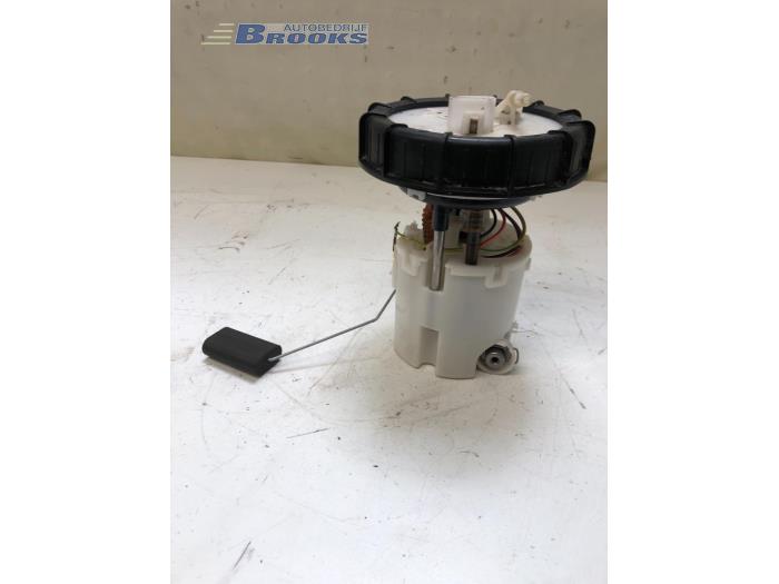 Gebruikte Tank element Pomp Ford Fiesta 6 (JA8) 1.4 16V Prijs € 30,00 Margeregeling aangeboden door Autobedrijf Brooks