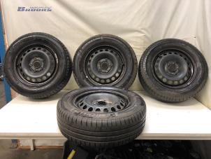 Gebruikte Velgen set + banden Volkswagen Golf V (1K1) 1.4 16V Prijs € 175,00 Margeregeling aangeboden door Autobedrijf Brooks
