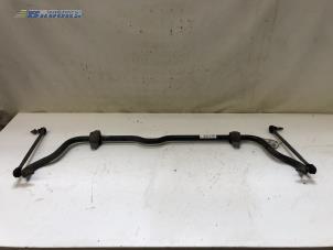 Gebruikte Stabilisatorstang voor Mercedes A (W176) 1.6 A-180 16V Prijs € 40,00 Margeregeling aangeboden door Autobedrijf Brooks