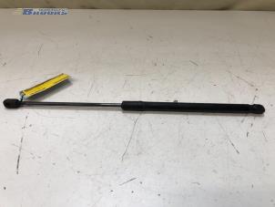 Gebruikte Kofferdekseldemper links-achter Mercedes A (W176) 1.6 A-180 16V Prijs € 10,00 Margeregeling aangeboden door Autobedrijf Brooks