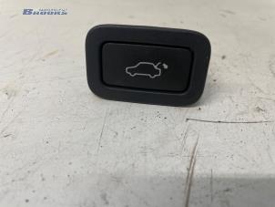 Gebruikte Schakelaar achterklep Landrover Range Rover Evoque (LVJ/LVS) 2.2 TD4 16V 5-drs. Prijs € 15,00 Margeregeling aangeboden door Autobedrijf Brooks