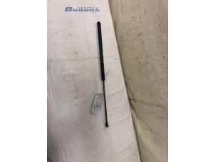 Gebruikte Kofferdekseldemper links-achter Seat Ibiza IV (6J5) 1.0 12V Prijs € 10,00 Margeregeling aangeboden door Autobedrijf Brooks